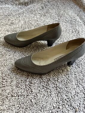 Rangoni Gray Suede Mid-Heel Pumps